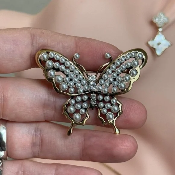 Elegant Gold Butterfly Brooch with Pearls. - Picture 7 of 8
